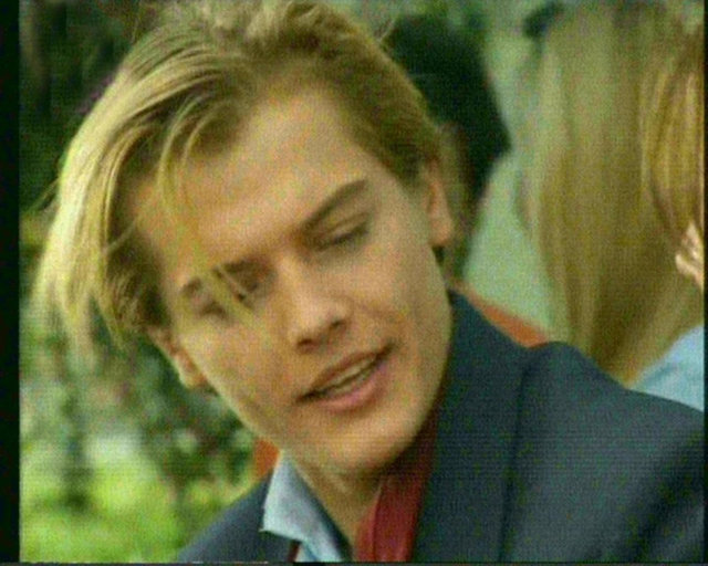 Kural'ın çocukları korkuttuğunu öne süren komşuları, genç adamı bahçeden kovdu. Durumu öğrenince soluğu eski apartmanında alan Gülnur Kural ise "Oğlum benimle gelmiyor, çünkü burayı çok seviyor ne yapayım" dedi.