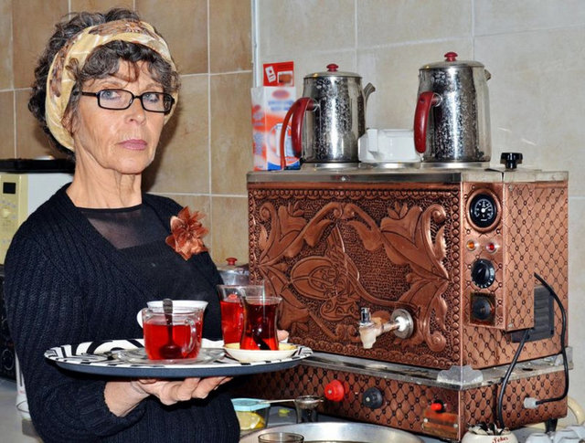 1972 yılında, Avustralya asıllı Tahir Jamil ile evlendim. İstanbul'da yaşıyorduk. 1973 yılında kızım Hümeyra dünyaya geldi. Kızım ilkokul öğrencisiyken eşimden ayrıldım. İstanbul'da, dul bir kadın olarak genç bir kızı yetiştirmem çok zor olacaktı.