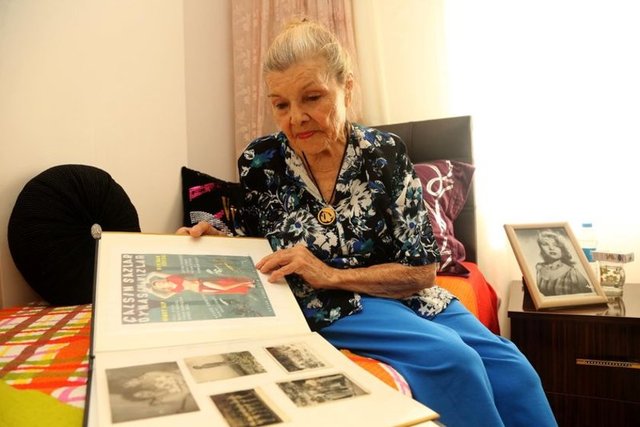 Nimet Alp, "Zeki Müren, Fikret Hakan, Eşref Kolçak, Adile Naşit gibi isimlerle filmlerim var. O dönemlerde herkes etrafımdaydı. Binlerce hayranım vardı. Ama şimdi unutulmak, hatırlanmamak zoruma gidiyor" dedi.