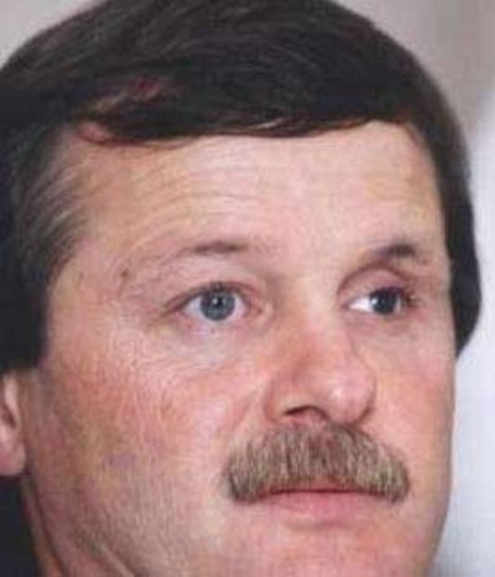 1959 doğumlu Ömercik ya da gerçek adıyla Ömer Dönmez, 4 yaşında kamera karşısına geçti. 60'lı ve 70'li yıllarda 40'a yakın filmde oynadı. Ama pek çok çocuk yıldızın kaderinden farklı olmadı onunki de. Büyüdükçe popülerliğini kaybetti. 17 yaşındayken geçirdiği talihsiz bir kaza nedeniyle de sol gözünü. Kısacası onun için "film bitti". Sonra bir süre büfecilik, taksicilik yaptı. Zeynep Değirmencioğlu'nun emlak ofisinde çalıştı. Şimdi 50'li yaşlarına merdiven dayayan Ömercik, İkinci Bahar dizisinde bir kuruyemişçiyi canlandırdı. Artık, eski parlak günlerinin çok uzağında bir yaşam sürdürüyor.