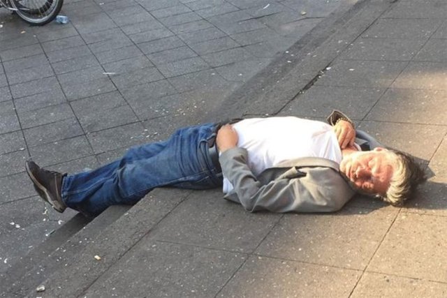 Alman Bild gazetesinin haberine göre; Berlin'in "Küçük İstanbul" diye adlandırılan Kreuzberg semtinde görüntülenen 53 yaşındaki Ünel'in sokaklarda yaşadığı iddia edildi. Alkol sorunu olduğu bilinen Ünel, "Artık azalttım" demişti.