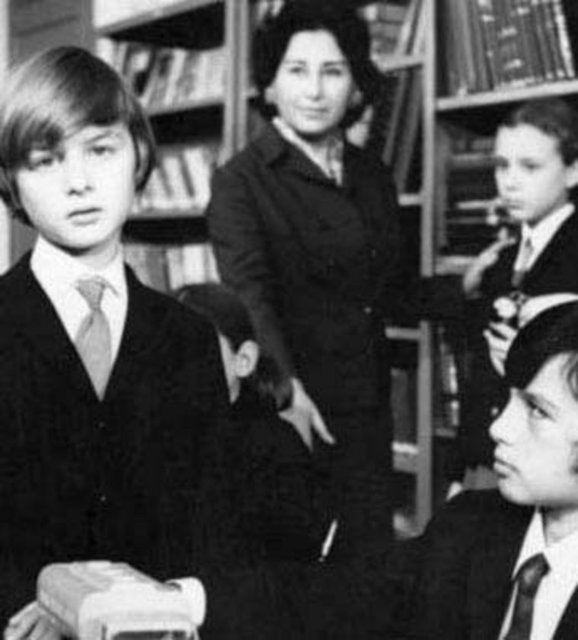 Siyah- beyaz Yeşilçam filmlerinde kimi zaman sokaklarda yankesicilik yaptı, kimi zaman Filiz Akın ablasına elinde darbukasıyla eşlik eden bir çingene oldu. Bazen de Ediz Hun'a "size baba diyebilir miyim amca" deyip mavi gözlerinden boncuk gibi yaşlar akıttı.