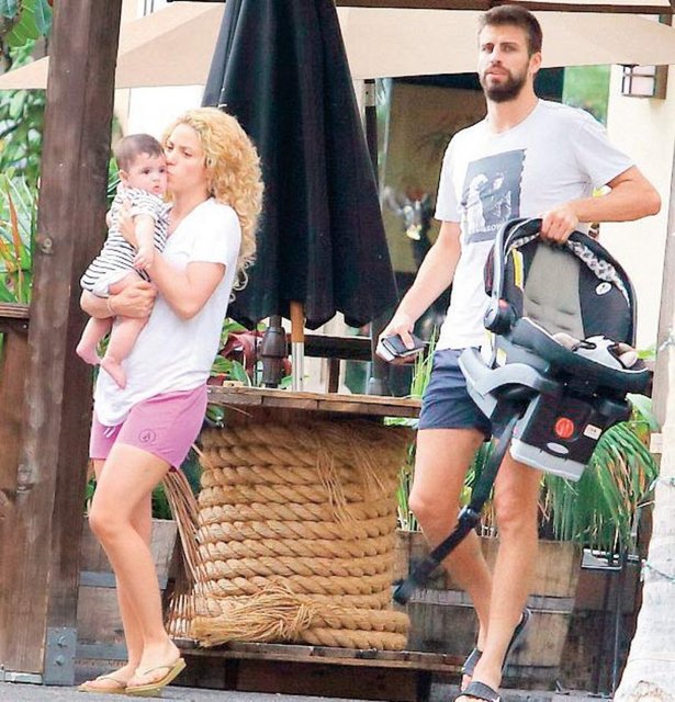 Piqué'nin eşinin üzerine titremesi ve Shakira'ya havlu servisi yapması da dikkatlerden kaçmadı.