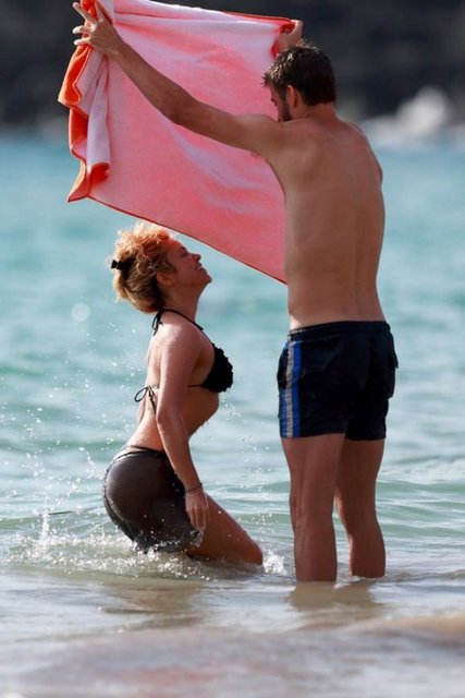 Ocak ayında ilk çocuğunu dünyaya getiren ünlü şarkıcı Shakira, doğumdan sonra ilk kez bikinili görüntülendi.