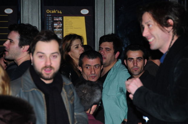 Oyuncu Zeynep Farah Abdullah'la uzun süreli ilişkisi geçtiğimiz aylarda sona eren Yenenler, önceki akşam 2013 Best Model ikincisi Deniz Özde Sürmeli'yle Beyoğlu Hayal Kahvesi'nde eğlendi.