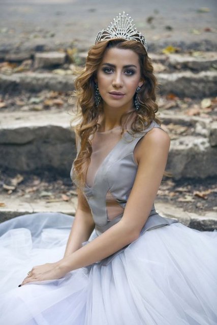 Çıkışta gazetecileri fark edince tekrar içeri giren ikili, daha sonra birlikte çıktı. Fotoğrafları çekilirken Yenenler rahat tavırlar sergilerken Sürmeli, yüzünü gizlemeye çalıştı.