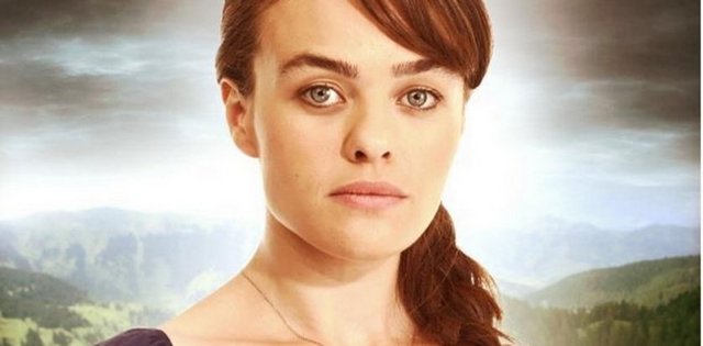 Emine Demirci (Tuğba Çom) -  - Mucit Arif'in karısı Emine, 25 yaşında, Onur isminde 5 yaşında bir oğlu var. En büyük derdi delilik ile dahilik arasında gidip gelen kocası Arif...