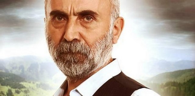 Davut (Necmettin Çobanoğlu) -  - Görmüş geçirmiş bir adam olan 55 yaşındaki Davut, Buke'nin babası. Hopa'da mevsimlik işçi olarak çalışıyor. Hayattaki tek varlığı kızı Buke...