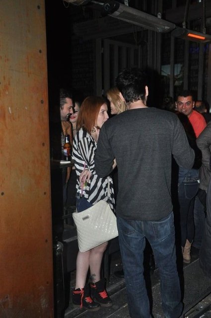 Halil Sezai ve Derya Şensoy'un panik anları!  - İsyan şarkısıyla gönüllere taht kuran ünlü şarkıcı ve oyuncu Halil Sezai yeni nesil oyunculardan Derya Şensoy'la Taksim Hayal Kahvesi'ndeydi.