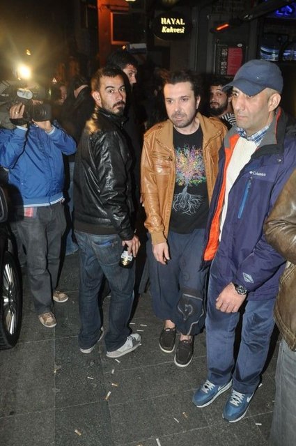 Sohbet eden ikili, fotoğraflarının çekilmesiyle birbirlerinden uzaklaşmış ve mekanı terk etmişti.