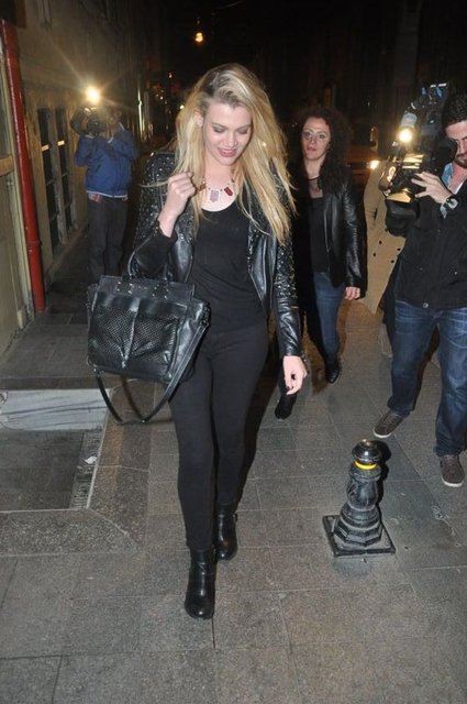 Sezai, VIP minibüsüyle ayrılırken, Şensoy kız arkadaşlarıyla Taksim'de yürümeyi tercih etmişti.