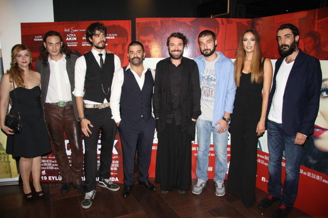 Başrollerini Azra Akın, Ahmet Olgun Sünear ve Kadir Özdal'ın paylaştığı, yapımcılığını ise Halil Sezai'nin yaptığı 'Çilek' adlı filmin gala gecesi önceki akşam gerçekleşti.