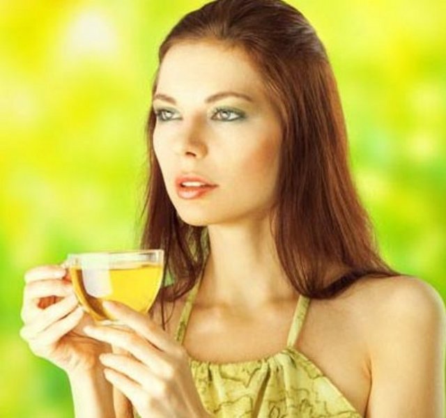 Yeşil Çay: Yeşil çay vücutta yap depolanmasına engel olmasıyla biliniyor. Gereğinden fazla tüketmediğiniz sürece metabolizma hızlandırıcı etkisi de var ve yeşil çay yardımıyla kolayca zayıflayabilirsiniz.