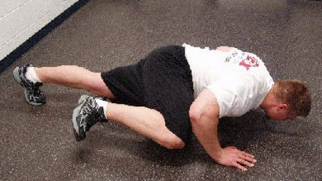 Klasik şınav pozisyonu alın. Vücudunuzu aşağı indirirken sağ ayağınızı kaldırın ve sağ dizinizle sağ dirseğinize değmeye çalışın. Başlangıç pozisyonuna dönün ve aynısını sol ayağınızla tekrarlayın. Her iki tarafa beş-altı tekrar yapın. -  -  -  -  -  -