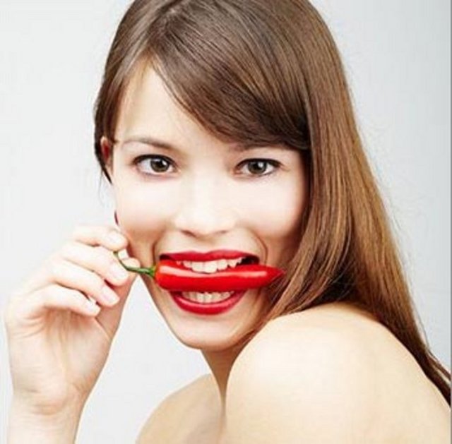 Kırmızıbiber: Halk arasında da kulaktan kulağa çokça duyduğumuz kırmızı biberin gerçekten metabolizmayı hızlandırmakta katkısı büyük. Ayrıca damarlardaki kötü yağların da temizlenmesini sağlıyor.