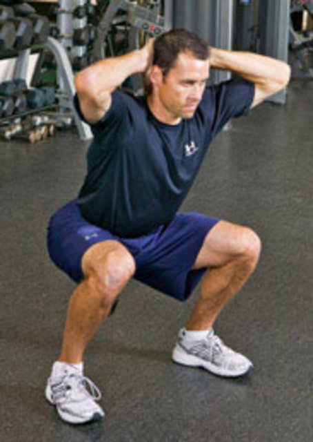 Ayaklarınızı omuz genişliğinde açarak ayakta durun. Üst bacaklarınız yere paralel gelene kadar squat hareketi yapın. Bir saniye duraklayın ve başlangıç pozisyonuna dönün. -  -