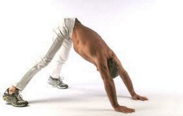 Klasik sınav pozisyonundayken ayaklarınızı biraz öne alın ve belinizi havaya kaldırın. Dirseklerinizi kırarak çenenizi yere yaklaştırabildiğiniz kadar yaklaştırın, belinizi indirerek omuzlarınızı ve başınızı şekildeki gibi havaya kaldırın. Bir saniye bekleyin ve hareketi tersten yaparak başlangıç pozisyonuna dönün