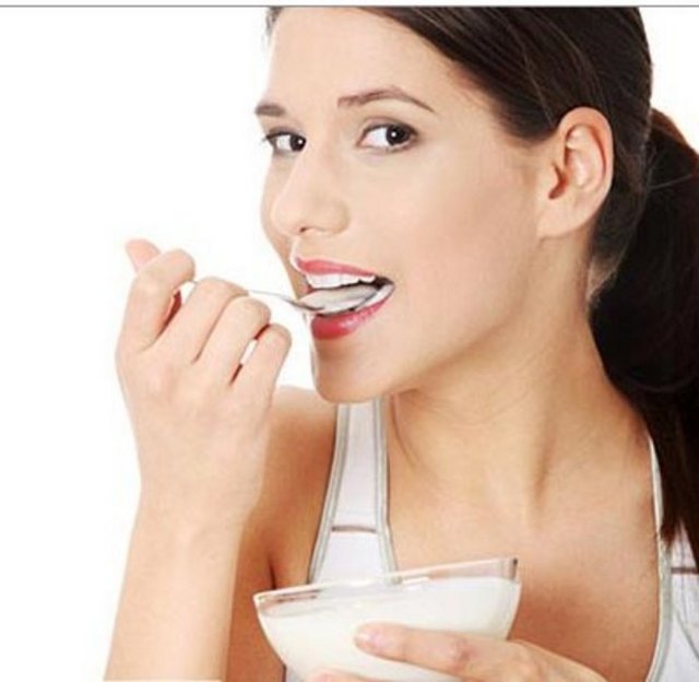 Yoğurt: Son zamanlarda "yoğurt diyeti" ve türevlerini çokça duyuyoruz. Yoğurt fazla kilolara sebep olan yağları vücudumuzdan atarken metabolizmayı da hızlandırıyor. Aynı zamanda sindirimi de kolaylaştıran yoğurdu diyetlerinizde veya günlük beslenmenizde bolca tüketmeniz yararlı olacaktır. -