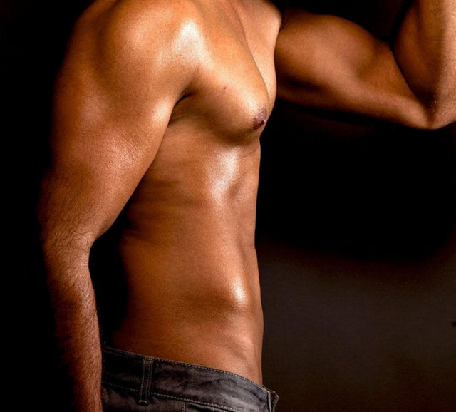 Bunun için ağırlıklarla çalışabilir ya da daha zor egzersiz versiyonlarına geçebilirsiniz. Mesela antrenman programınıza triple plank kombinasyonunu ekleyin...