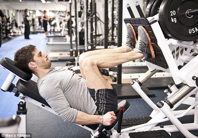 31 yaşındaki yazar 12 haftada 8 kilo yağ yakıp, 10 kilo kas yaptı.