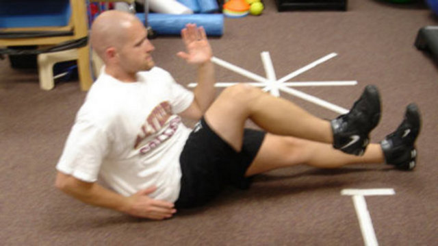 Bacaklarınız gergin, kollarınız yanlarda olacak şekilde yere sırtüstü yatın. Gövdenizi kaldırırken sola doğru döndürün ve sol dizinizi sağ dirseğinize değdirin. Aynı esnada sağ dirseğinizi de geriye doğru savurun. Başlangıç pozisyonuna dönün ve hareketi diğer tarafa doğru yapın. Bu bir tekrar demek.