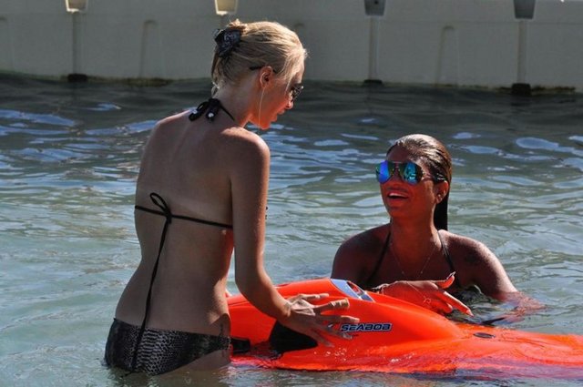 İzmir'in Çeşme İlçesi'nde tatillerini sürdüren samimi arkadaşlardan pop müzik şarkıcısı Serdar Ortaç ile sosyetik güzel Süreyya Yalçın'ın arasına kara kedi girdi. İki arkadaş birbirlerine selam bile vermiyor.