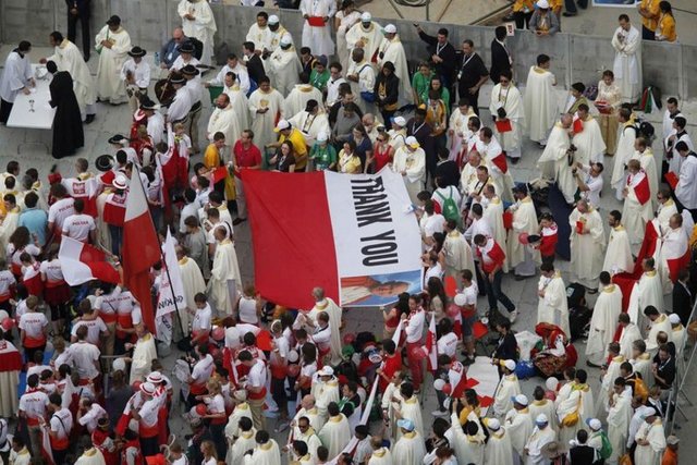 Ziyaretçiler, papayı beklerken birlikte danslar ve dualar ederek şarkılar söyledi.