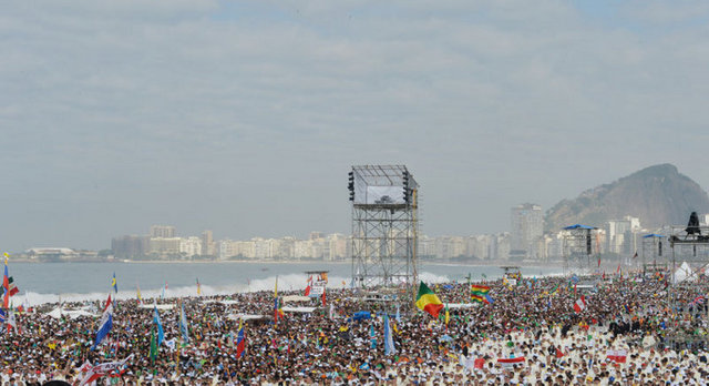 Dün Cobacabana plajına akın eden yüzbinlerce genç geceyi soğuk havaya aldırmadan beyaz kumsallarda yatarak geçirdi