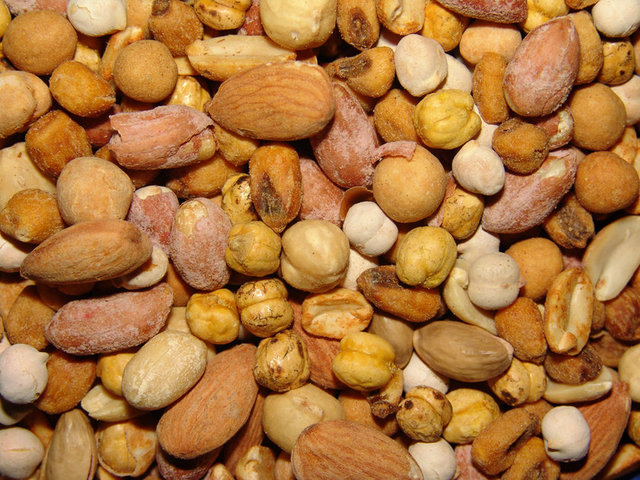 Özellikle fındık, badem, ceviz gibi kuruyemişler, tost, süt, kek, taze ve kuru meyveler, ayran gibi gıdalar alınmalıdır.