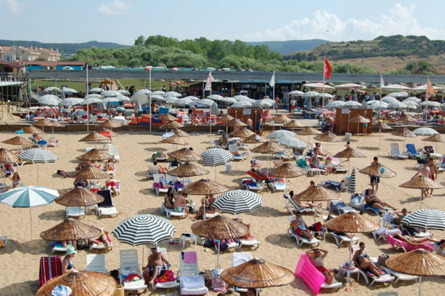 Tirmata Beach Club: - Ailelere özel bir plaj. Girişte kadın ve erkek sayısının eşit olmasına özen gösteriliyor. - Haftasonu giriş 40 TL