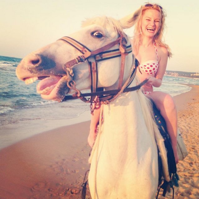 Çok dans, az uyku, - tekrar deniz, sahilde atla dolaşmak (örnek: ben ve Düldül) pazar akşamına kadar tekrar parti.