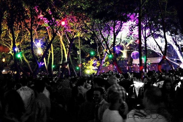 Sabah 06.00'ya kadar süren parti başlıyor.