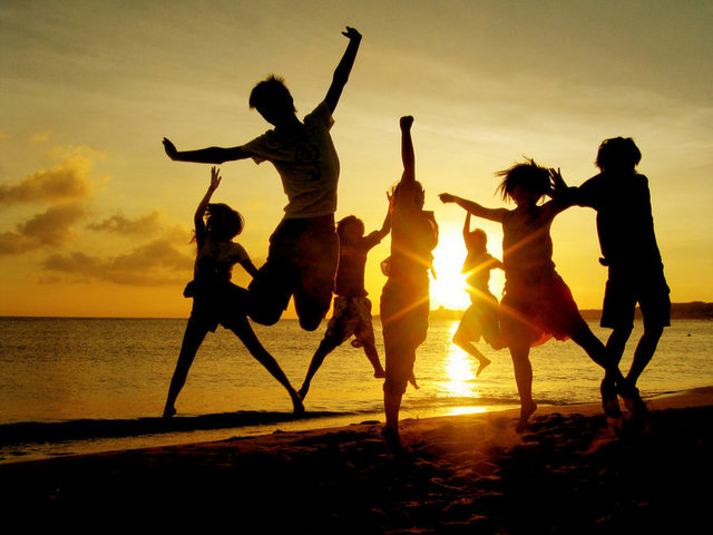 Formül şöyle: Güneş, - kum, Kilyos dalgalarıyla oyun, - iyi müzik, kötü servis, 21.00'den sabah 06.00'ya kadar parti...