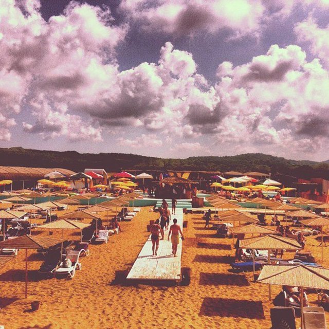 Kilyos'un bu en rengarenk plajı, işletme ekibinden Ögem Yılmaz'a göre, "underground müziği, kitlesi, zevkleri, eğlence anlayışıyla burası küçük Berlin gibi..."