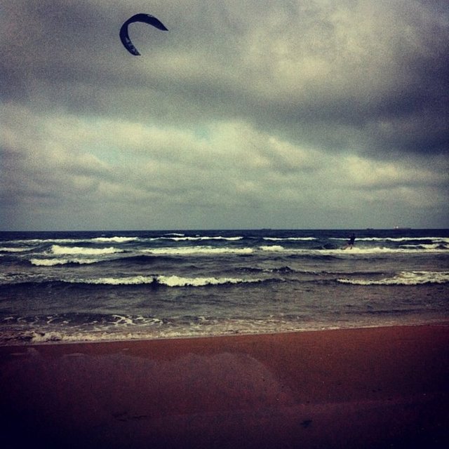 Dalga sörfü dersleri, paraşüt, deniz kenarında atla dolaşmak... Deniz, dans, sohbet, kahkahalar, flörtler derken zaman geçiyor.