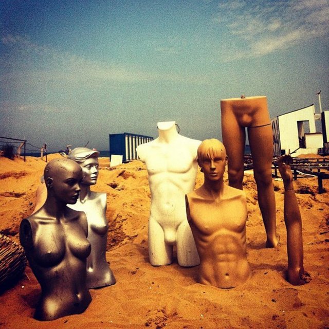 Sabah mayolar tekrar giyiliyor, eğlence pazar akşamına kadar sürüyor.