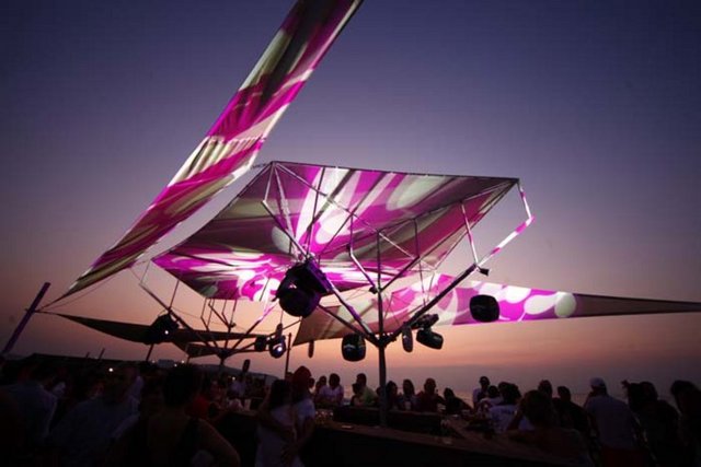 Burç Beach: Sadece Boğaziçi Üniversitesi mensupları ve onların misafirlerine açık.  - Her yıl düzenlenen Kiteboard Dünya Şampiyonası, muhtelif konserler, hafta sonu gün batımı partileri, Beach Futbol ve Beach Volley turnuvaları gibi büyük organizasyonlara da ev sahipliği yapıyor. - Haftasonu giriş - üyeler için: 30 TL  - Misafirler için: 40 TL