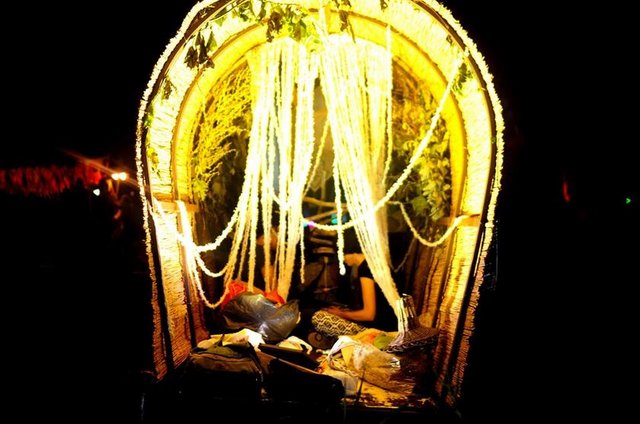 Alanda 50 çadırla sınırlı bir kamp alanı da var ama yer yok çünkü yedi gün Suma'da yaşayanlar yerleri çoktan kapmış.