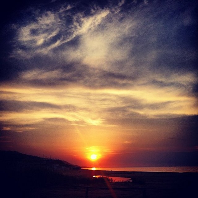 Plajdan partiye geçerken önce ışıksız ve küçük tuvaletlere uğruyoruz.