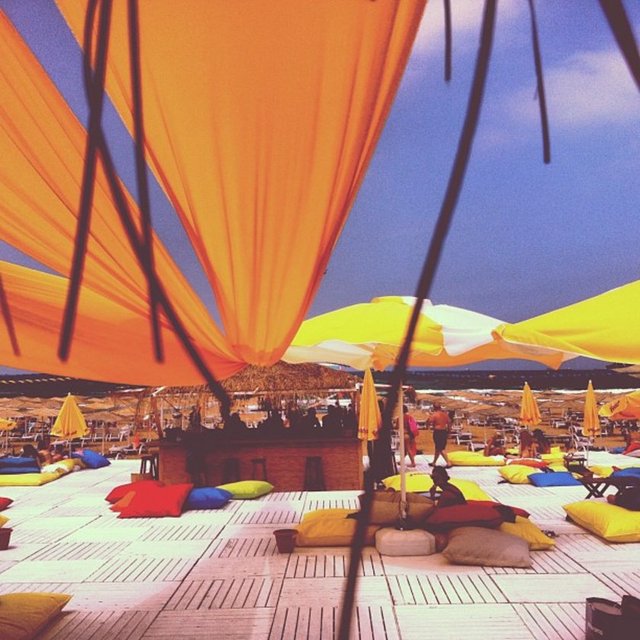 Suma Beach, İstanbul'un en alternatif rezidansı Karaköy'deki Suma Han ve sabaha karşı eğlence mabedine dönüşen Taksim'deki Wake Up Call ortak yapımı.