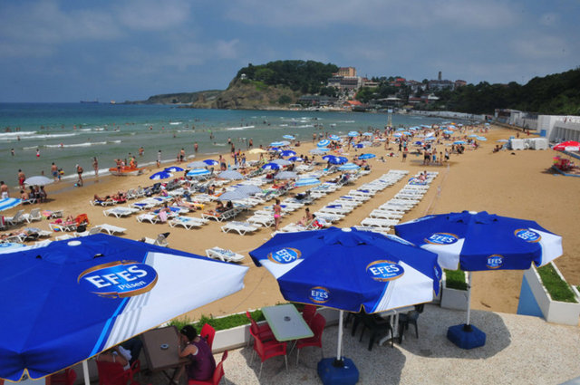 Kilyos Halk Plajı: Kumsalı geniş. Haftanın her günü sabah 08.00 ile 18.00 saatleri arasında açık. Ücetsiz -