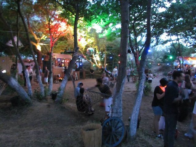 Parti alanı arka tarafta, denizden biraz uzakta. Ormanlık bir arazi, dekorasyon çok hoş ve ortam rahat.