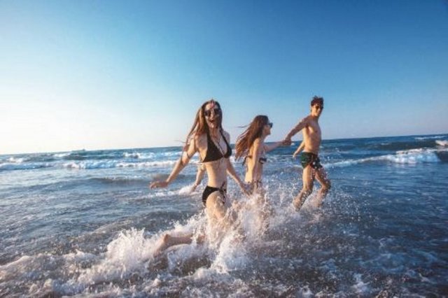 Eğlence maratonu, yani Sumacıların deyimiyle "Compact Week-End Party" her cumartesi sabah başlıyor, pazar akşam bitiyor.