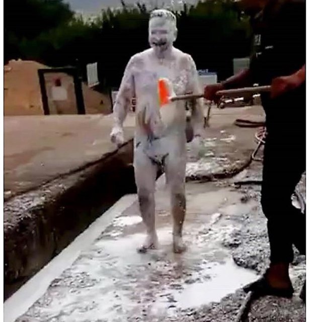 Çameli'de yaşayan çiftçi yapan Hasbi Kaya, otomobilini yıkatmak için bir akaryakıt istasyonunun yıkama servisine girdi.