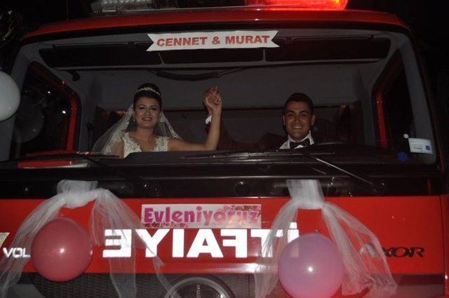 İtfaiye aracını süsleyen Murat Yılmaz ve Cennet Kılıç (23) çifti, kendisine eşlik eden diğer araçlarla konvoy halinde ilçenin cadde ve sokaklarından geçti. Bu araçla düğün salonuna gelen çifti, mesai arkadaşları yalnız bırakmadı. Gelin arabası düğün salonundaki davetlilerin de ilgisini çekti. - -