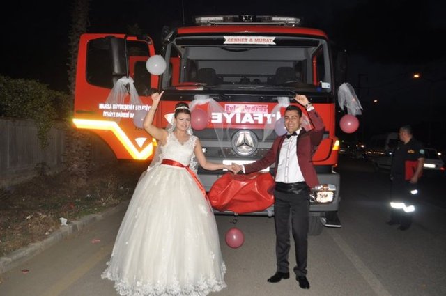 Düğünlerinde güzel bir anı olarak iz bırakmak istediklerini belirten Murat Yılmaz, "Mesleğim gereği neredeyse tüm mesaim itfaiye aracında geçiyor ve bu benim bir parçam oldu. Ömrümün sonuna kadar beraber olacağım bir kişi unutulmaz bir an yaşamak için aklıma böyle bir uygulama geldi. Mesleğimi düğünüme yansıtarak güzel anıya imza atmanın mutluluğunu yaşıyoruz" dedi. -