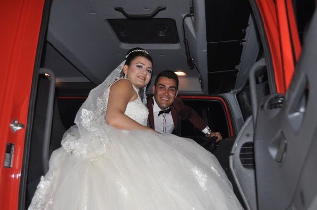 İTFAİYE ARACINI GELİN ARABASI YAPTI! - Manisa'nın Turgutlu ilçesinde itfaiye eri olarak görev yapan 28 yaşındaki Murat Yılmaz, düğününde itfaiye aracını, gelin arabası yaptı. -