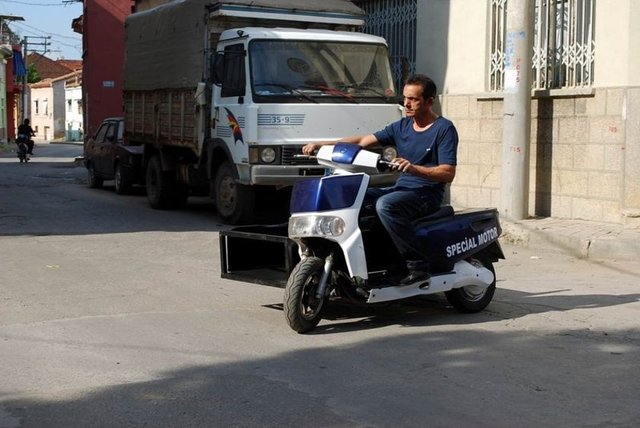 Manisa'da bir motosiklet tamircisi, geri manevra için itmek zorunda olduğu motosikletine "geri vitesli sistem" kurdu.