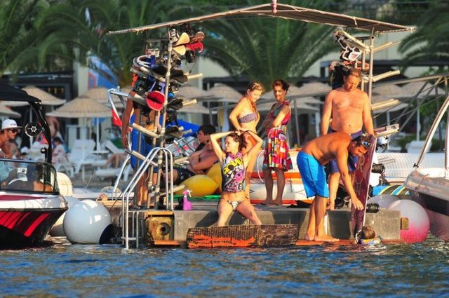 İki hafta önce şok bir boşanmayla herkesi şaşırtan Ebru Şallı-Harun Tan çifti birkaç gündür Bodrum'da birlikte tatil yapıyor.