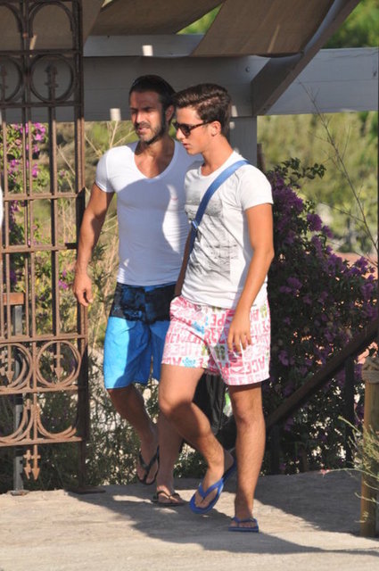 Çocuklarıyla birlikte dinlenen ikiliden Harun Bey önceki gün Yalıkavak Küdür mevkiinde bir kulüpte spor yaptı.